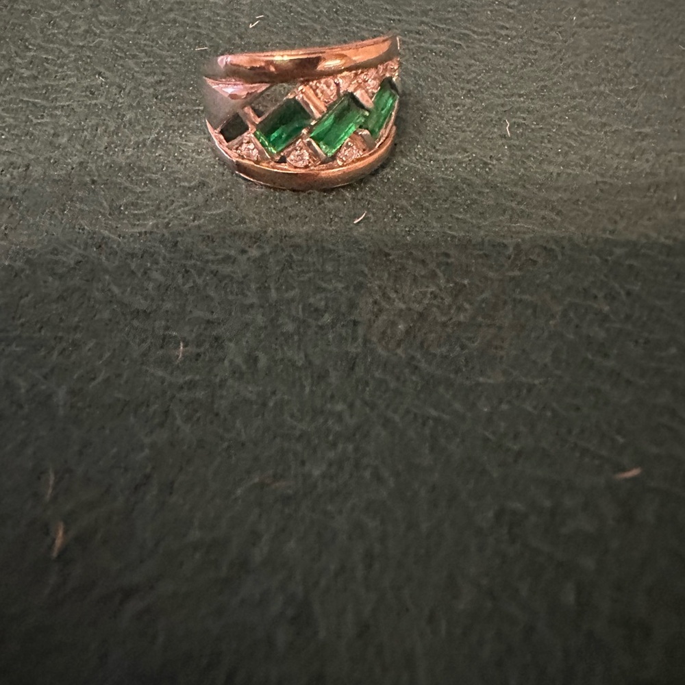 Elegant Green and Silver Women's Ring